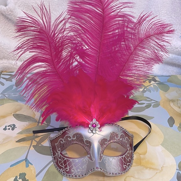 Mardi Gras Party Supplies - Picture 5 of 9